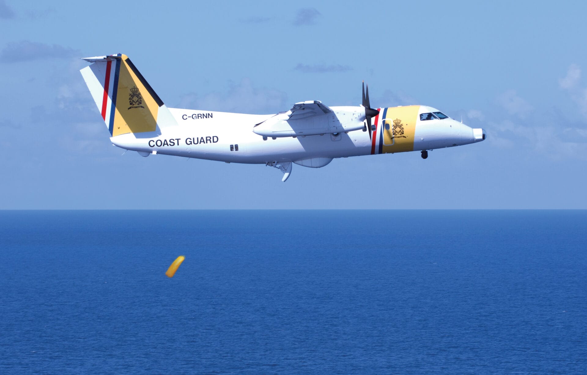 Imagen de un avión del DCCG lanzando una balsa salvavidas